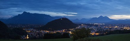 Città di montagna di Salisburgo di notte, Austria, Europa — Foto stock