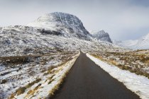 Strada per Applecross montagne in inverno, altopiani scozzesi, Scozia — Foto stock