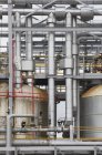 Tuyaux industriels dans la structure de raffinerie de pétrole de l'usine — Photo de stock