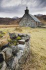 Vecchio cottage in pietra nel paesaggio collinare di Ross-Shire, Scozia — Foto stock