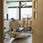 Cátedra dentista en el moderno interior de la clínica - foto de stock
