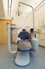 Sedia per odontoiatri negli interni della clinica moderna — Foto stock