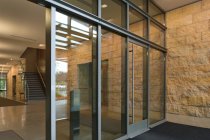 Eingang zum Bürogebäude mit Glastür — Stockfoto