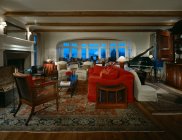 Елегантна вітальня з піаніно і великим вікном — стокове фото