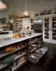 Cucina moderna con pentole ed elettrodomestici sugli scaffali — Foto stock
