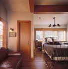 Camera da letto con divano da porta in legno, Seattle, Washington, USA — Foto stock
