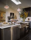 Moderne amerikanische Küche mit Gemälden und Sonnenblumensträußen — Stockfoto
