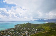 Повітряна думка сільських будинків і зелених пагорбів на березі океану в Кайууа, Оаху, Гаваї, США — стокове фото