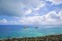 Paisaje de las islas Mokulua en aguas del océano azul, Hawaii, EE.UU. - foto de stock