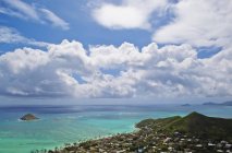 Wolken am blauen Himmel über Inseln, Hawaii, Vereinigte Staaten — Stockfoto