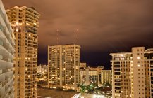Honolulu skyline por la noche con edificios, Hawaii, EE.UU. - foto de stock