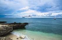Navios de cruzeiro ao largo da costa arenosa, Ilhas Cayman — Fotografia de Stock