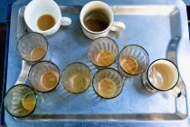 Copos de café vazios e copos, vista elevada — Fotografia de Stock