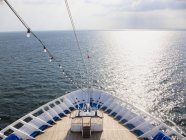 Arco de navio de cruzeiro no mar do Caribe com reflexão da luz solar na água — Fotografia de Stock