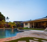 Розкішний задньому дворі басейн у будинку на Lanai, Гаваї, США — стокове фото