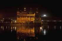 Iluminado de noche Templo Dorado, Amritsar, Punjab, India - foto de stock