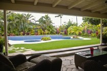 Patio overlooking swimming pool with tropical trees, Kailua, Honolulu County, Hawaii, USA — Stock Photo