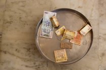 Indisches Geld in der Schüssel, Blick aus dem Hochwinkel — Stockfoto