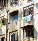 Roupas de secagem a partir de janelas de apartamentos, Mumbai, Maharashtra, Índia — Fotografia de Stock