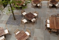 Tables and chairs on restaurant patio, New York City, New York, USA — Stock Photo