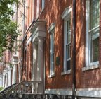 Высококлассные урбанистические апартаменты на улице Нью-Йорк, Нью-Йорк, США — стоковое фото