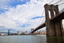 Dos puentes que llevan a Nueva York, EE.UU. - foto de stock