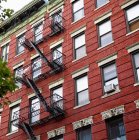 Vue en angle bas des appartements extérieurs escaliers et fenêtres, New York City, New York, USA — Photo de stock