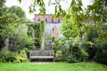 Urban park with bench and old building, New York City, New York, USA — Stock Photo