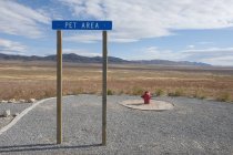 Pet relief area at highway rest stop in desert landscape — Stock Photo