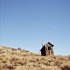 Dilapidated outhouse on hillside in California, USA — Stock Photo