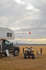 LKW, Anhänger und Geländewagen in der Wüste Kaliforniens, Vereinigte Staaten — Stockfoto