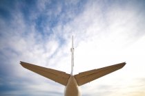Coda di aereo contro cielo nuvoloso in California, USA — Foto stock