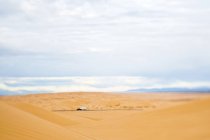 Camión conduciendo por el desierto en California, EE.UU. - foto de stock