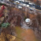 Vista de alto ángulo del gazebo del parque urbano otoñal, Nueva York, Nueva York, EE.UU. - foto de stock
