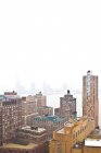 Nebliges Stadtbild am Wasser mit traditioneller Architektur, New York City, New York, USA — Stockfoto