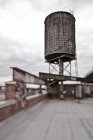 Torre de água no telhado em foco seletivo, Nova York, Nova York, EUA — Fotografia de Stock