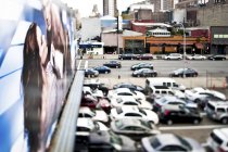 Автомобілі, припарковані в стоянці, Нью-Йорку, Нью-Йорк, США — стокове фото