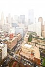 Paisaje urbano brumoso en enfoque selectivo, Ciudad de Nueva York, Nueva York, Estados Unidos - foto de stock