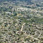 Vista aérea de la iglesia en el centro del barrio, Santa Cruz, California, EE.UU. - foto de stock