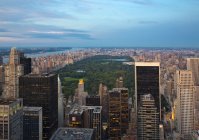 Wolkenkratzer und Central Park in der Innenstadt von New York City, USA — Stockfoto