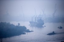 Корабль на реке Сун Сай Гон в тумане, Хошимин, Вьетнам — стоковое фото