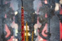 Close-up de incensos queimando em Templo Thien Hau, Vietnã — Fotografia de Stock