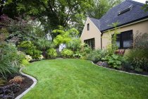 House and landscaped yard, Portland, Oregon, USA — Stock Photo