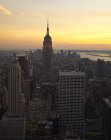Manhattan Skyline mit Wolkenkratzern in der Abenddämmerung, New York, USA — Stockfoto