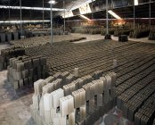 Secado de ladrillos en fábrica de construcción en Vietnam - foto de stock