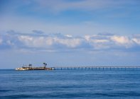 Brücke zu Insel über Ozeanwasser in Kalifornien, USA — Stockfoto