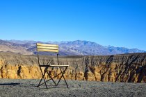 Stuhl in Wüstenlandschaft in Kalifornien, USA — Stockfoto