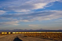 Tren moviéndose por el desierto en California, EE.UU. - foto de stock