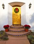 Eingang zum Haus mit Feriendekoration, Kalifornien, Vereinigte Staaten — Stockfoto
