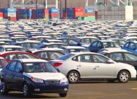 Cars parked on commercial dock in Portland, USA — Stock Photo